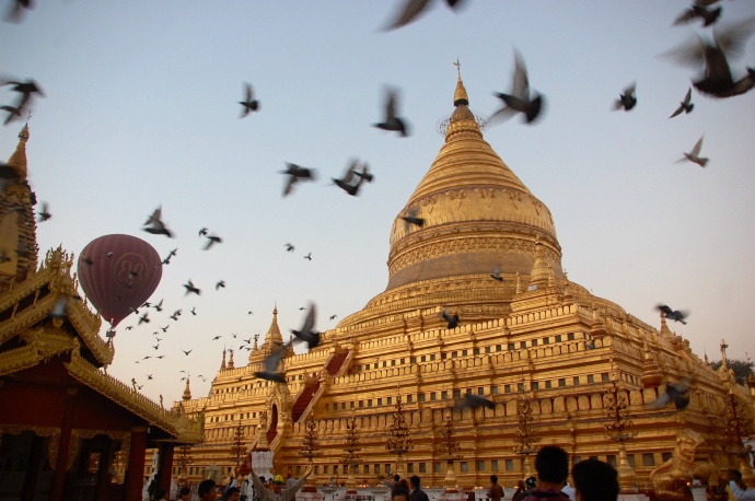 Im Morgengrauen schwirren die Tauben und zahlreiche Ballons um die Tempel